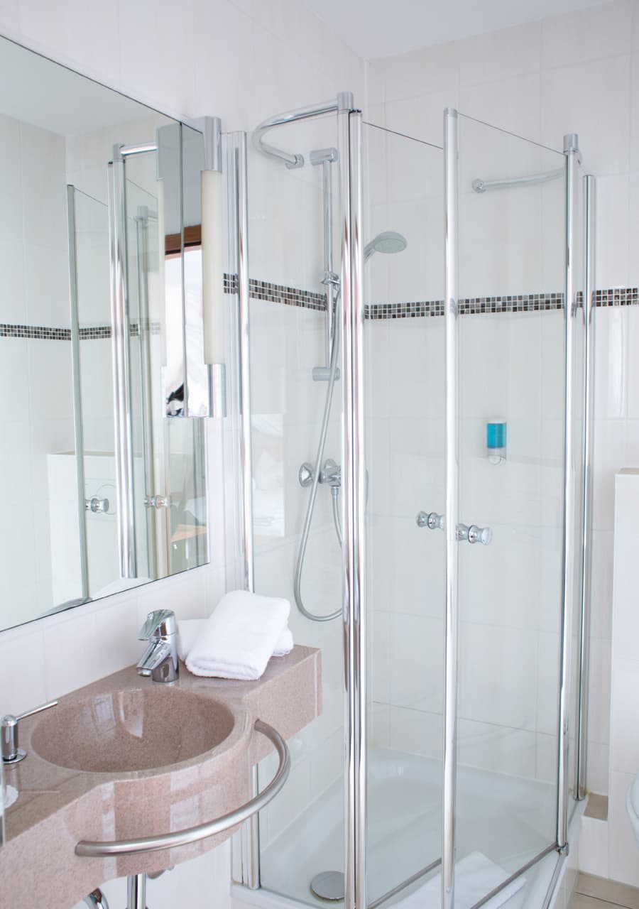 Standard-Badezimmer mit Dusche