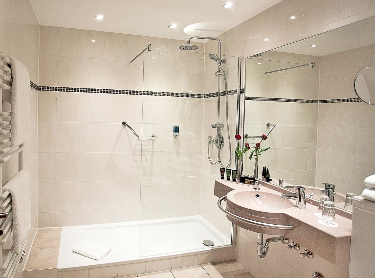 Hotel Panorama Badezimmer mit großer Dusche