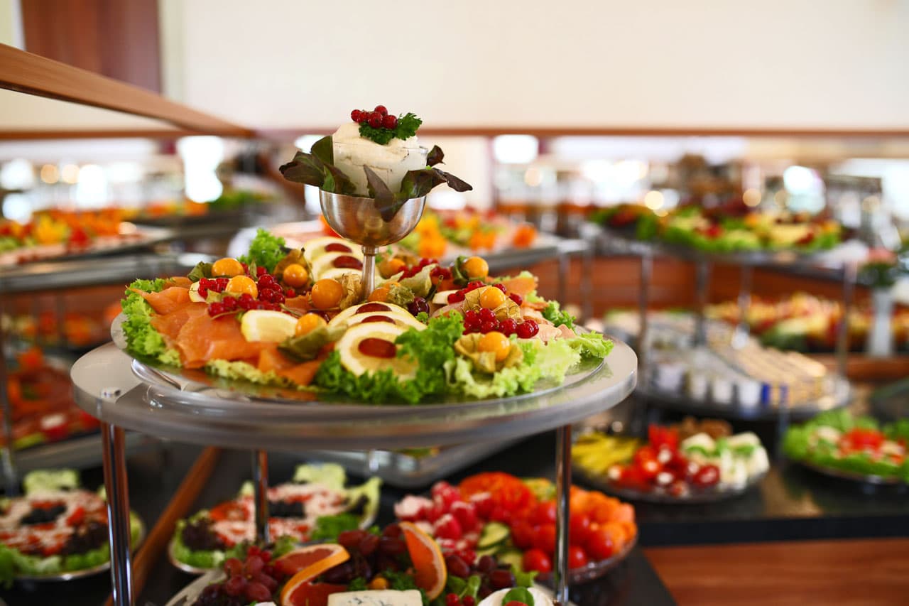 Etagere mit frischem Lachs und Obst