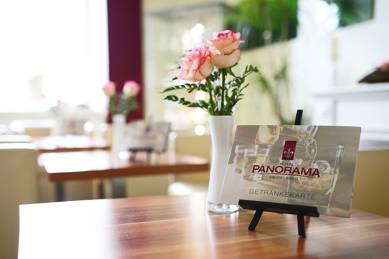 Loungetisch mit Getränkekarte
