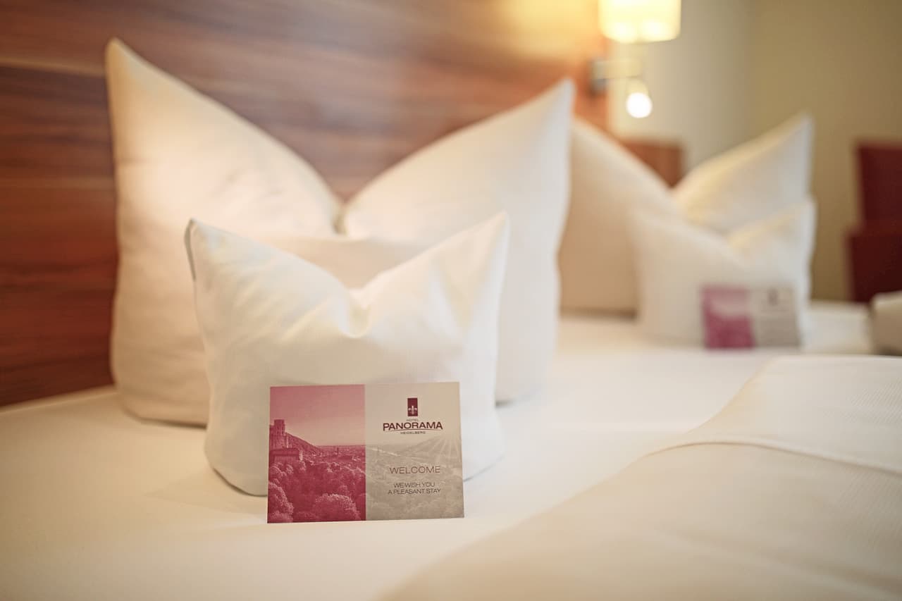 Doppelbett mit Begrüßungskarten